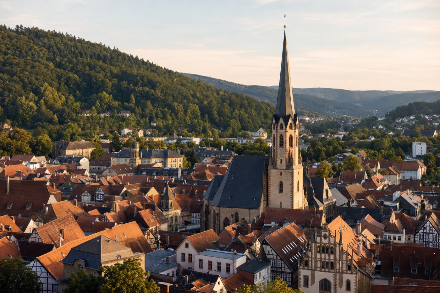 Historische Altstadt von Saalfeld an der Saale mit Kirchturm und Thüringer Wald im Hintergrund
